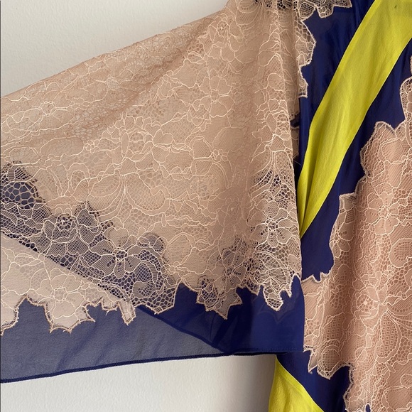 BCBG MaxAzria RUNWAY - Elegant Lace Dress with Blue and Yellow Accents - Picture 5 of 8